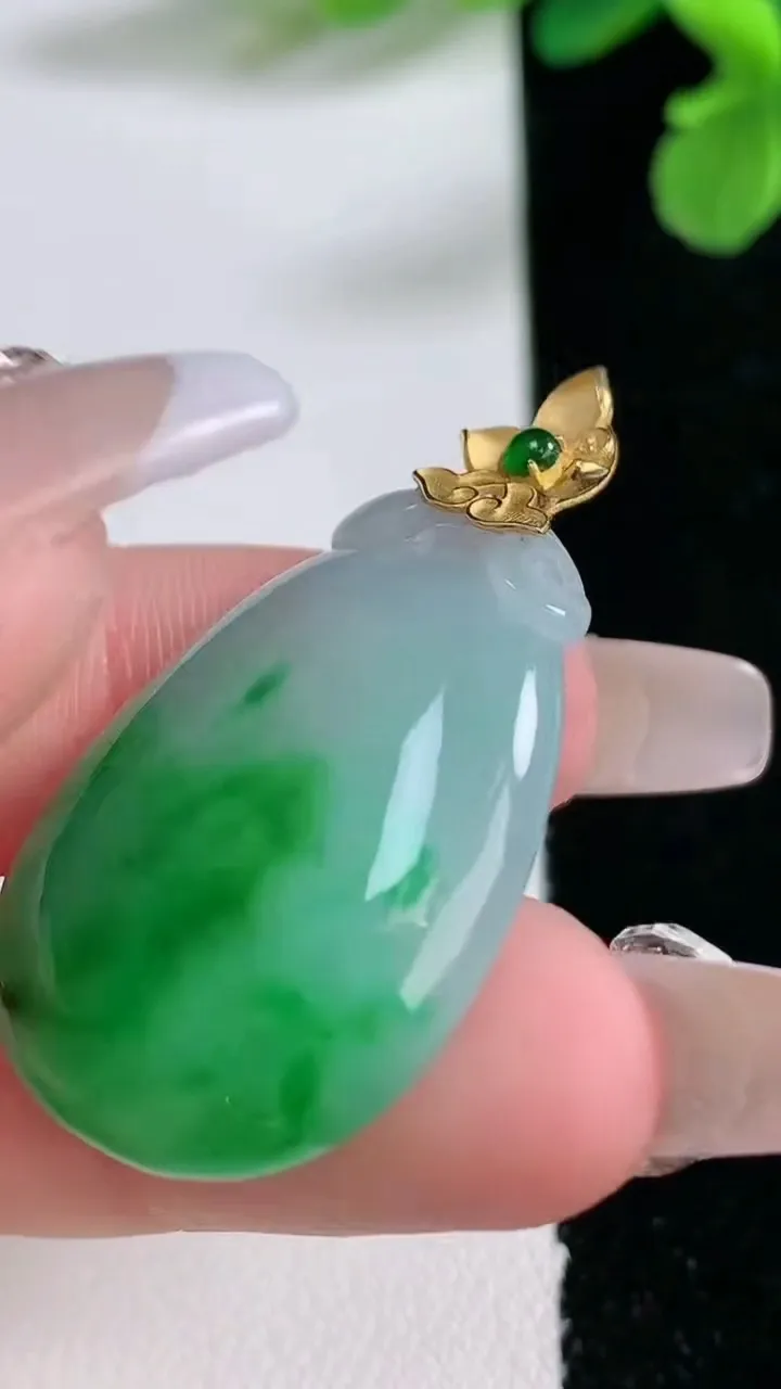 天然A货翡翠福瓜吊坠，尺寸32-23.5-6，重量:9.59g
1月2日