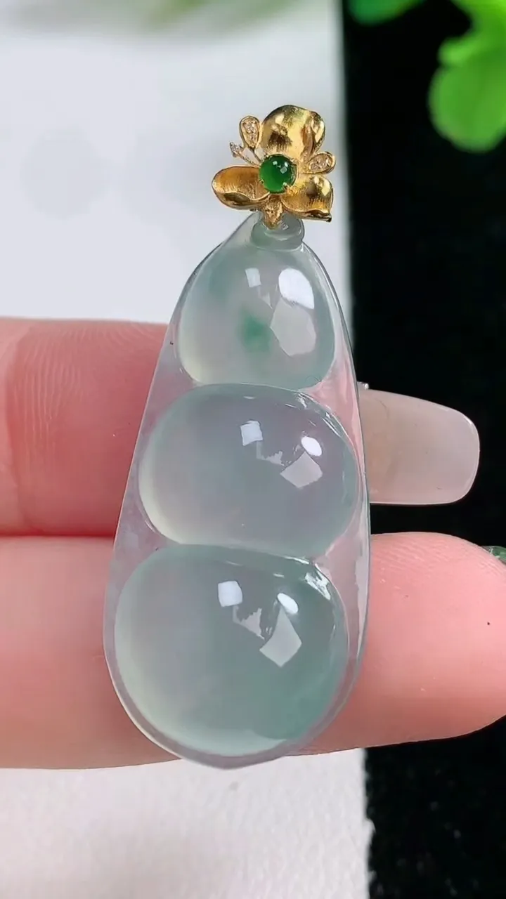 天然A货翡翠种飘花福豆吊坠，尺寸32-16.3-7.7，重量:6.03g
1月2日