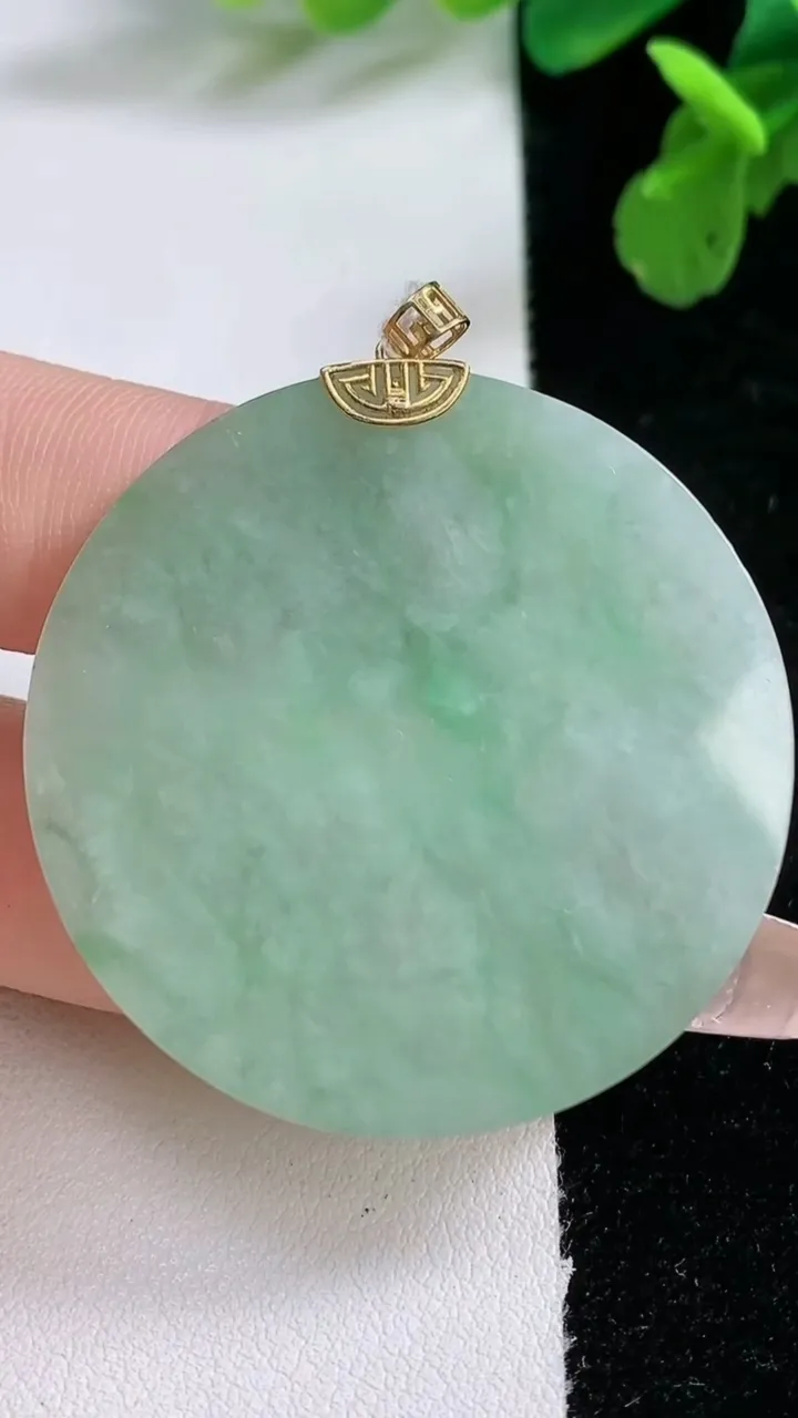 天然A货翡翠无事牌吊坠，尺寸40.4-3，重量:13.81g
1月2日