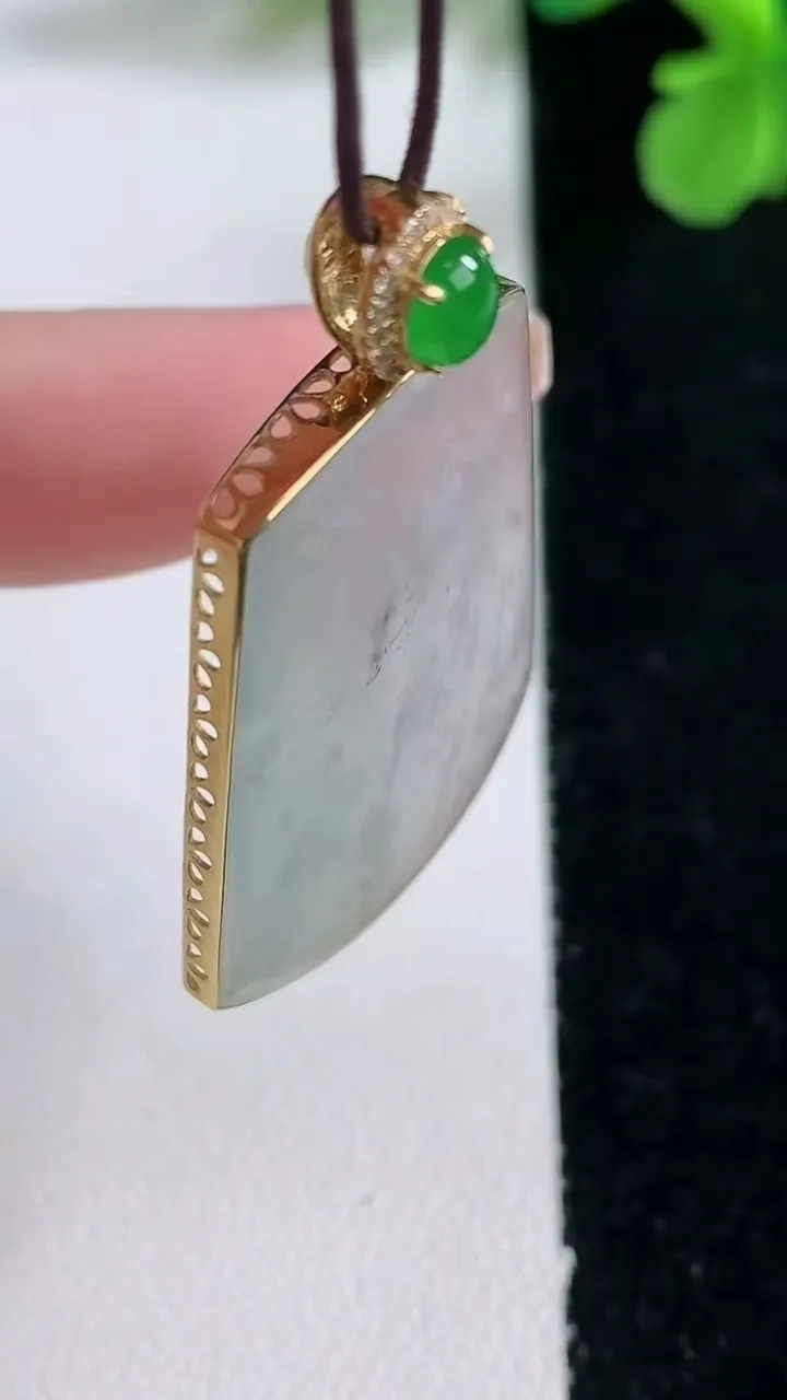 天然A货翡翠种白冰雪花棉无事牌吊坠，尺寸33.3-25-3.6，重量:6.37g
1月2日