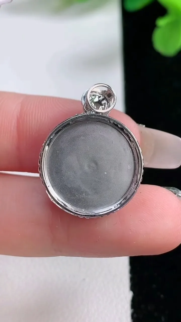 天然A货翡翠平安扣吊坠，尺寸24-18.3-4.8裸石16.7，重量:2.83g
1月2日