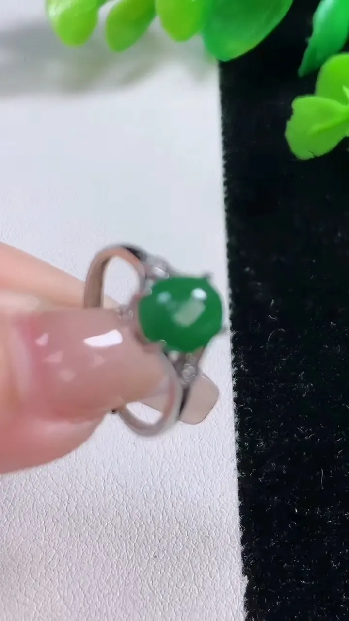 天然A货翡翠蛋面戒指，尺寸8-6.5，重:1.75g2026年1月2日
工厂直销收藏佳品,种好水足，