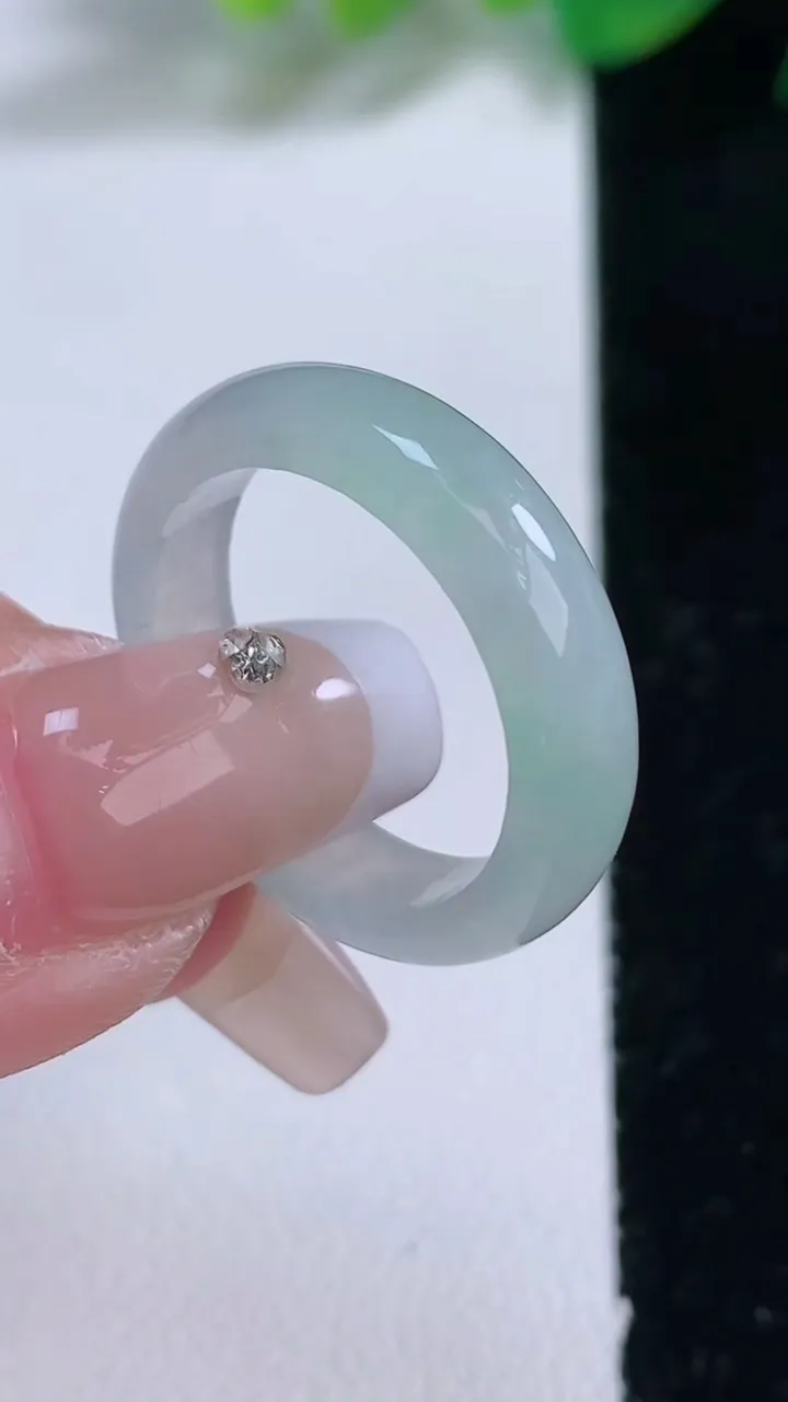 天然A货翡翠指环 戒指，尺寸18.8-5-2.8，重量:3.66g2026年1月2日
工厂直销收藏佳品,种好水足，色泽均匀，有种有色，上手高大气！