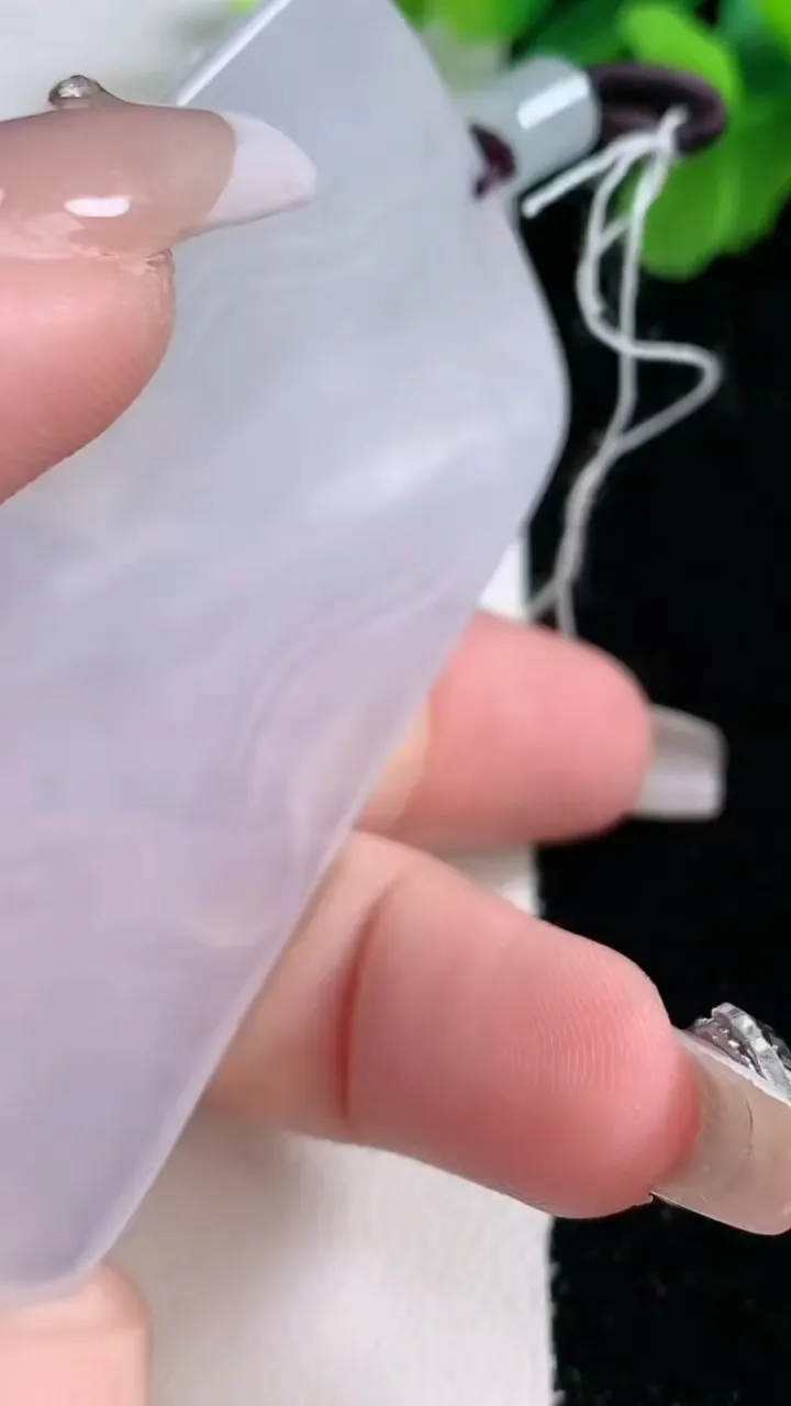 天然A货翡翠虚空藏菩萨吊坠，尺寸68-42-5.8，重量:39.54g
1月2日