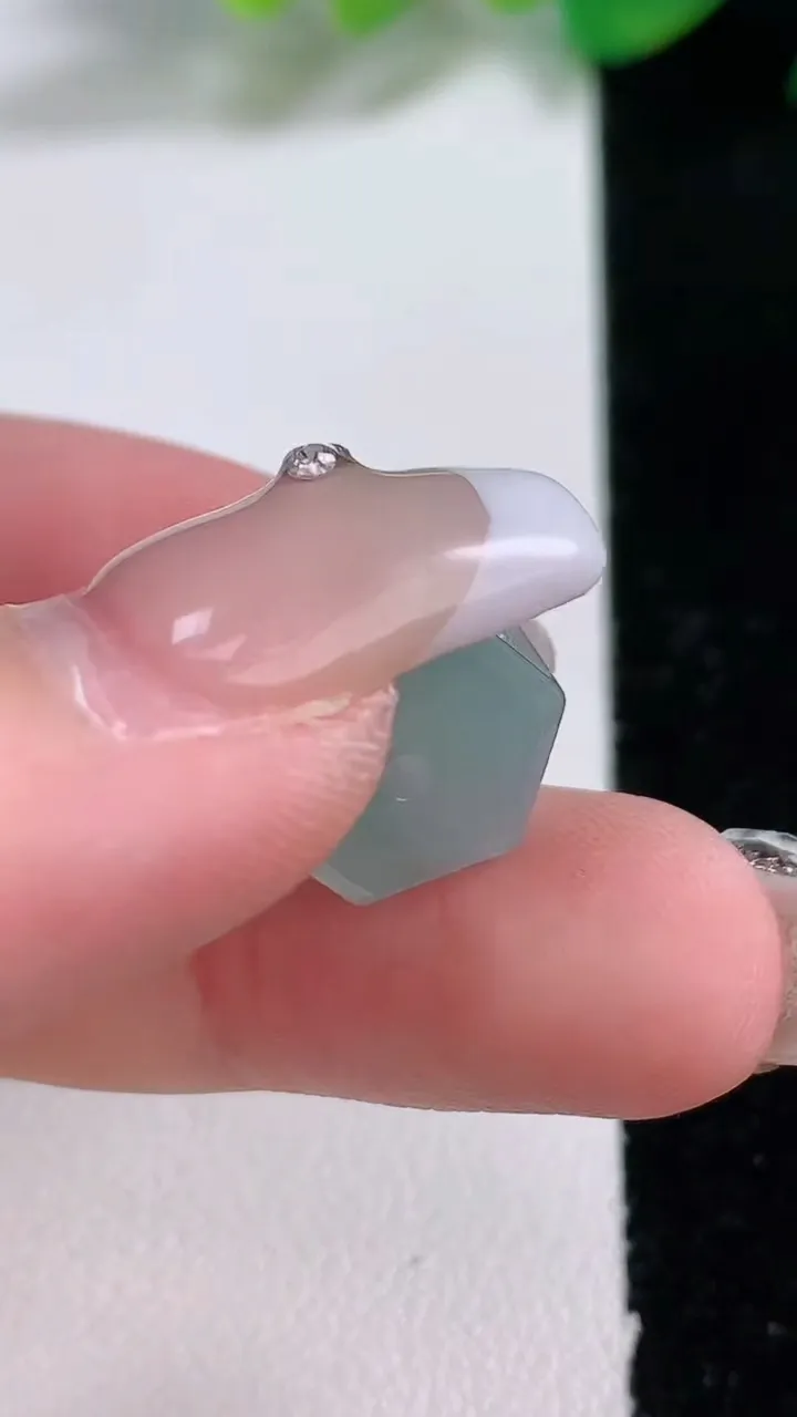 天然A货翡翠六字真言 路路通吊坠，尺寸13.7-12，重量:5.59g
1月2日