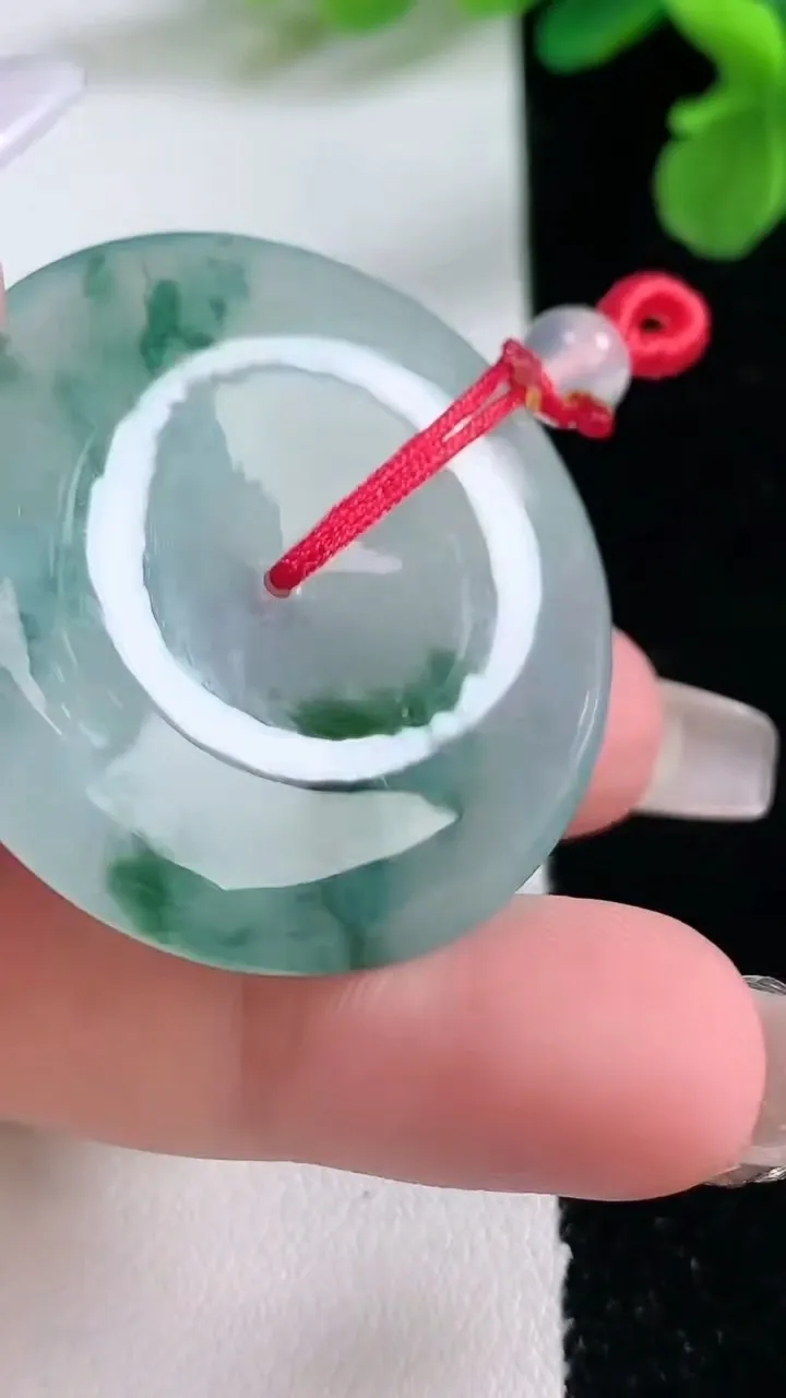 天然A货翡翠冰种飘花平安扣吊坠，尺寸37.6-5.6，重量:17.27g
1月2日