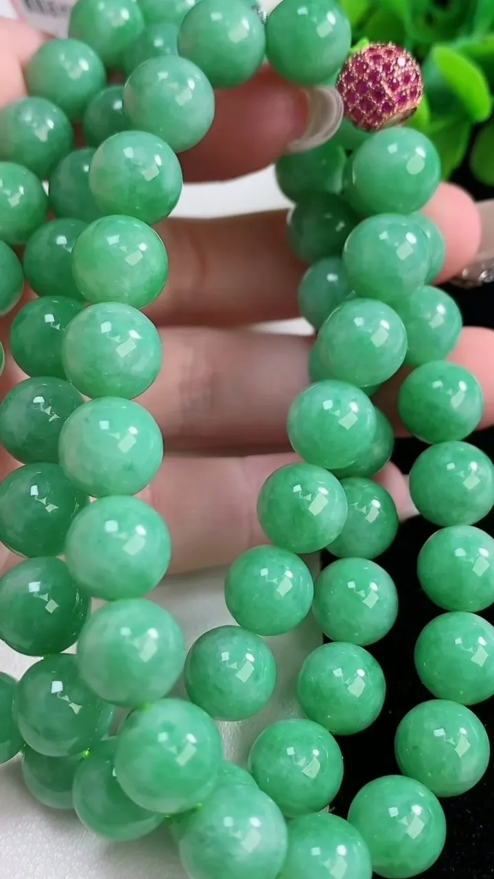 天然A货翡翠圆珠项链66颗，尺寸10，重量:113.88g1月2日
工厂直销收藏佳品,种好水足，色泽均匀，有种有色，上手高大气！