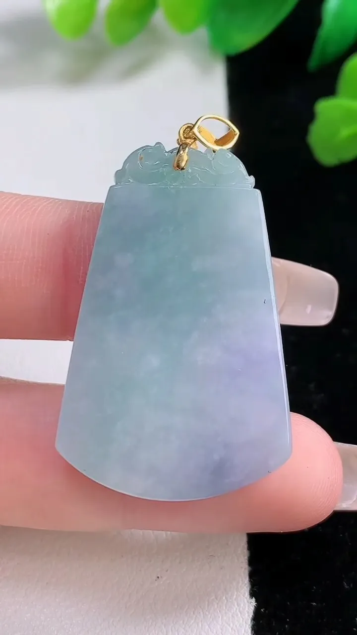 天然A货翡翠18k金春带彩 紫罗兰无事牌吊坠，尺寸37.2-24.8-4.3，重:10.13g
1月2日