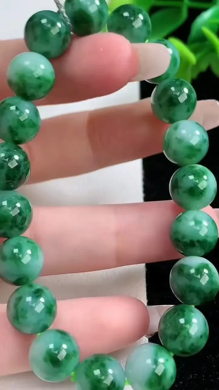 天然A货翡翠圆珠手串19颗，尺寸10.3，重量:32.17g1月2日
工厂直销收藏佳品,种好水足，色泽均匀，有种有色，上手高大气！