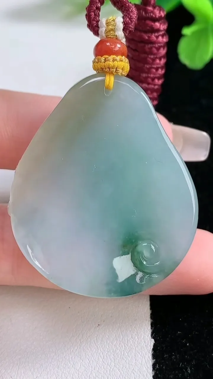 天然A货翡翠冰种双彩飘花生肖羊吊坠，尺寸41.6-35.5-11.8，重量:27.77g
1月2日