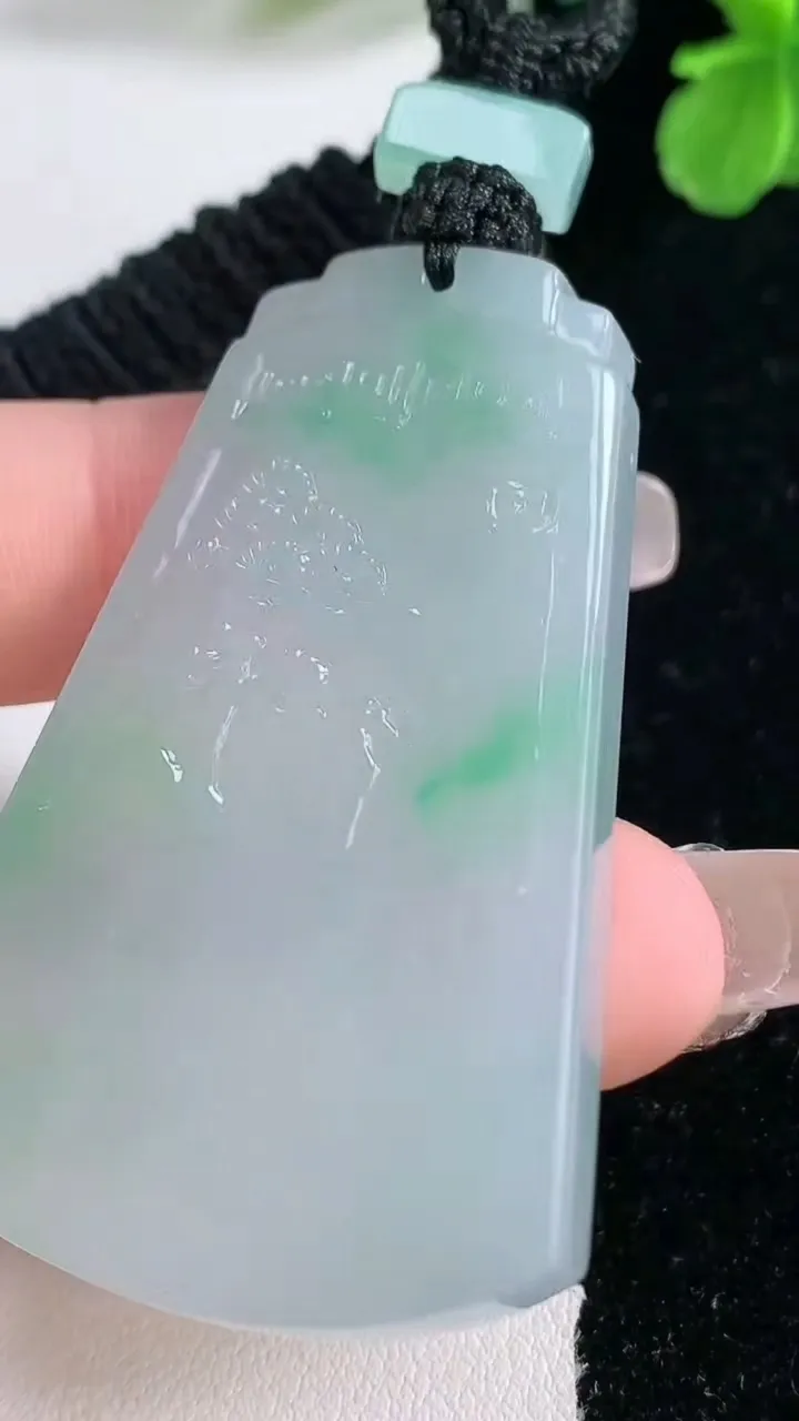 天然A货翡翠山水无事牌吊坠，尺寸52.2-33-5.5，重量:28.49g
1月2日