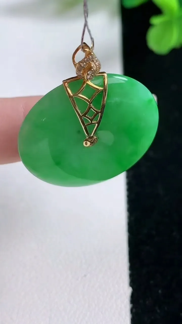 天然A货翡翠平安扣吊坠，尺寸27.6-5.4，重量:9.28g
1月2日