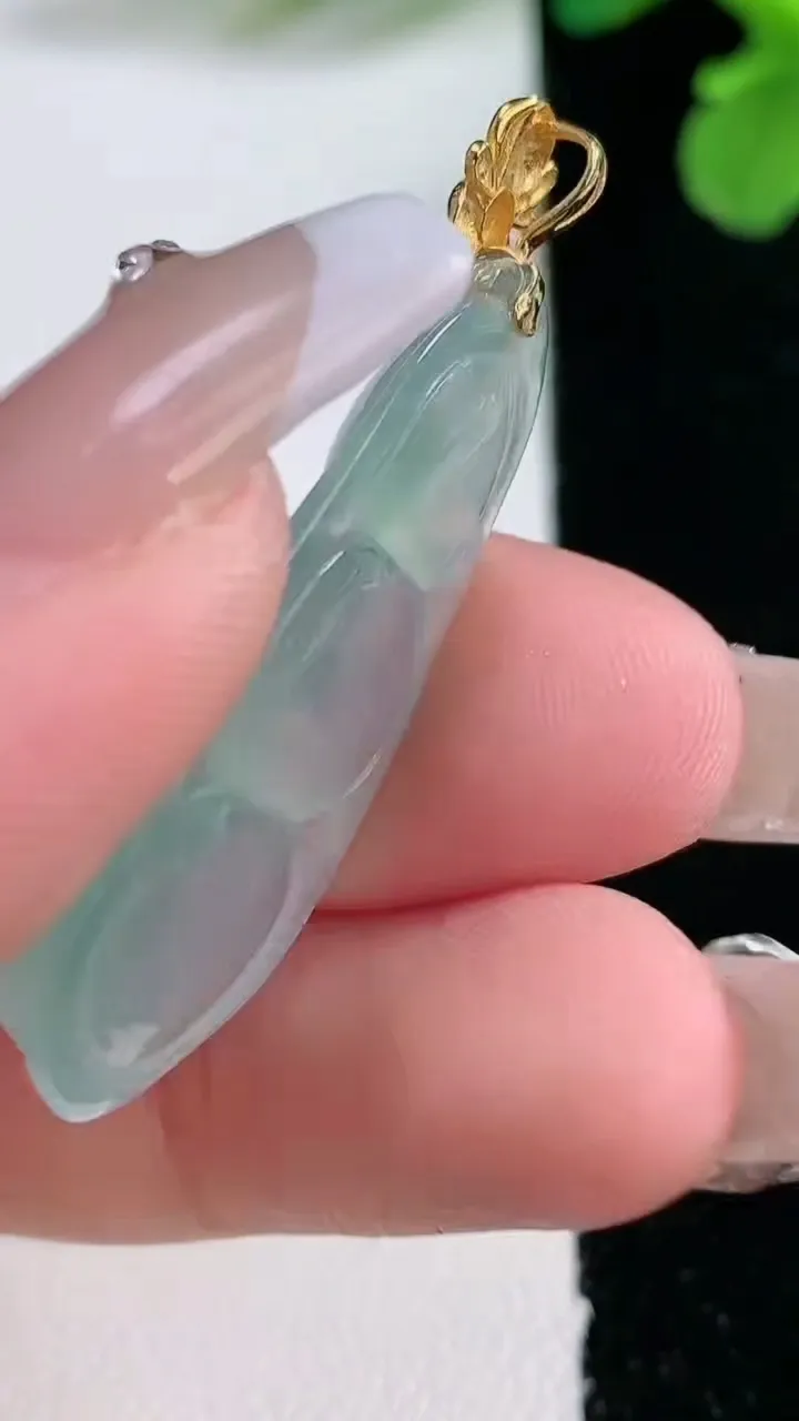 天然A货翡翠种飘花福豆吊坠，尺寸32-16.3-7.7，重量:6.03g
1月2日