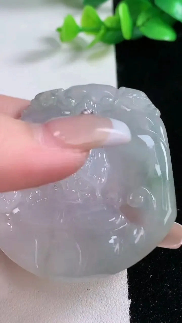 天然A货翡翠冰种飘花虚空藏菩萨吊坠，尺寸55.2-51.3-5.7，重:30.75g
1月2日