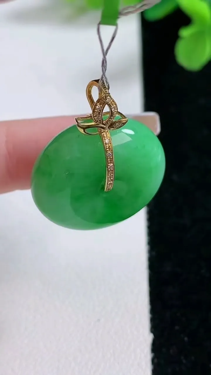 天然A货翡翠平安扣吊坠，尺寸23.7-9.5，重量:12.25g
1月2日