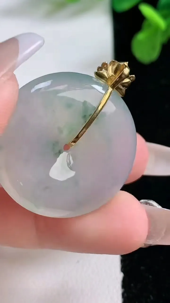 天然A货翡翠种飘花平安扣吊坠，尺寸29.2-5.8，重量:10.62g
1月2日