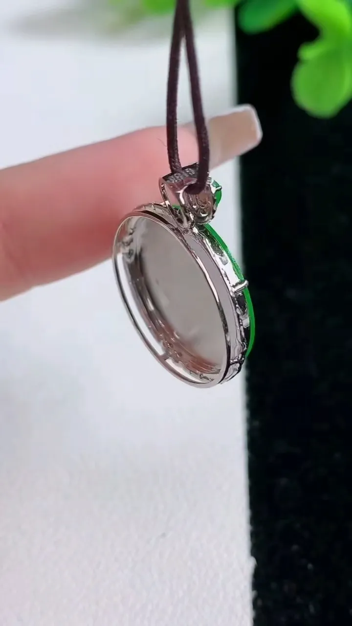 天然A货翡翠无事牌吊坠，尺寸24-19-3.7裸石16.8，重量:2.20g
1月2日