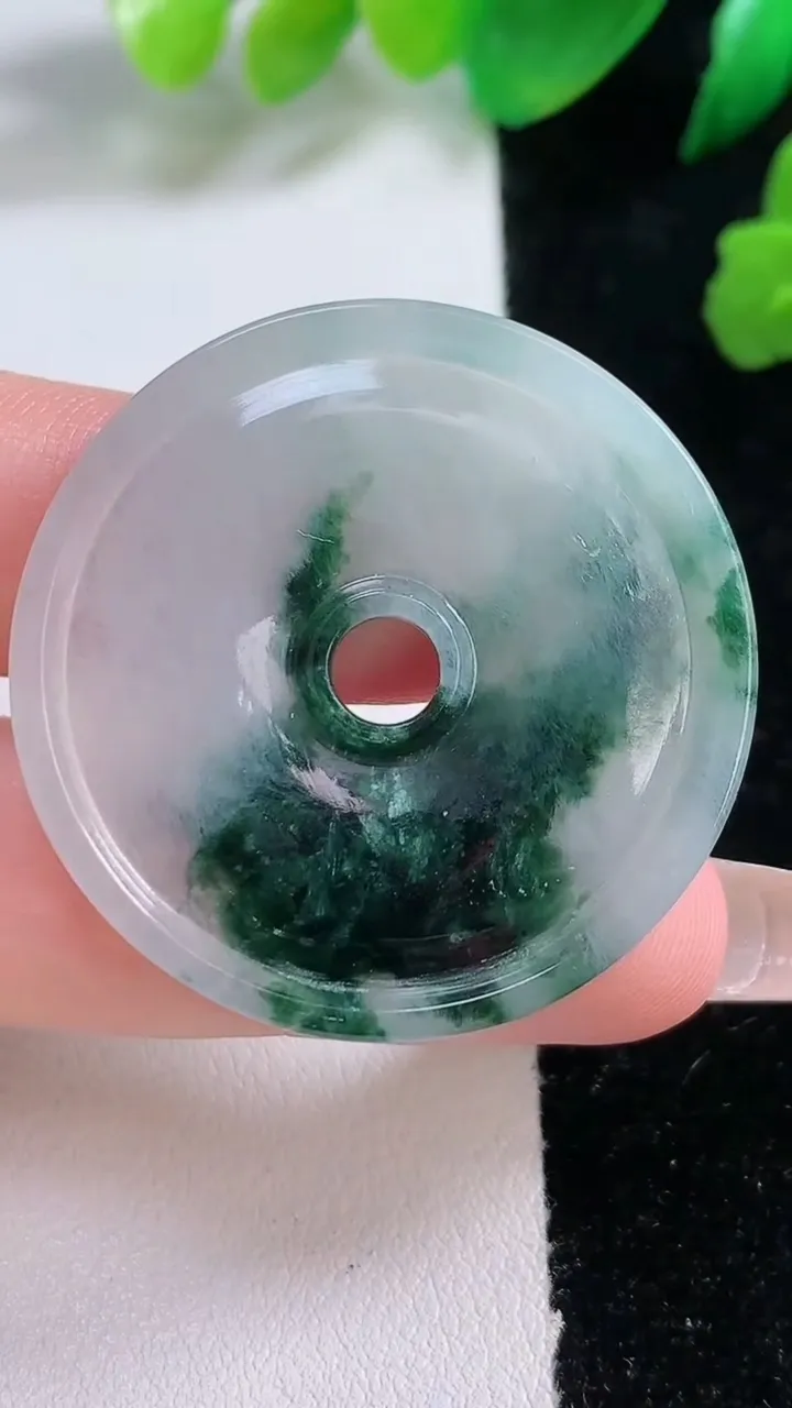 天然A货翡翠冰种飘花平安扣吊坠，尺寸37.5-3.6，重:10.37g
1月2日