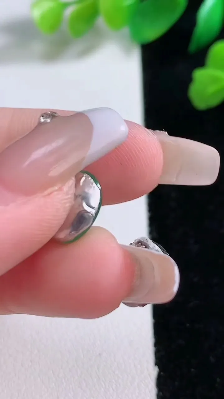 天然A货翡翠蛋面镶嵌件，尺寸10.9-8.4-5.2，重:0.80g
1月2日