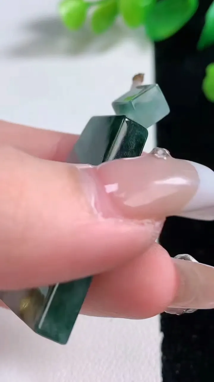 天然A货翡翠冰种飘花仿古无事牌吊坠，尺寸35.7-24.2-5.7，重量:13.61g
1月2日