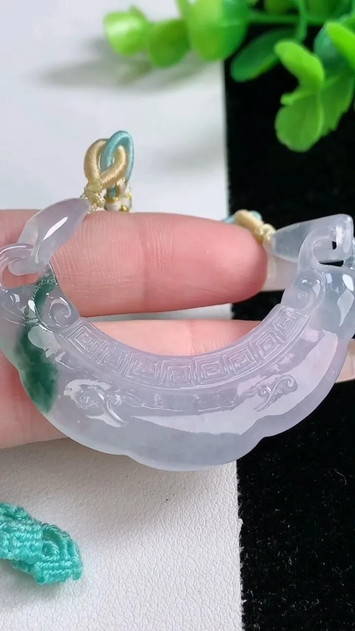 天然A货翡翠冰种飘花平安锁吊坠，尺寸15.8-56.8-6，重量:18.09g
1月2日