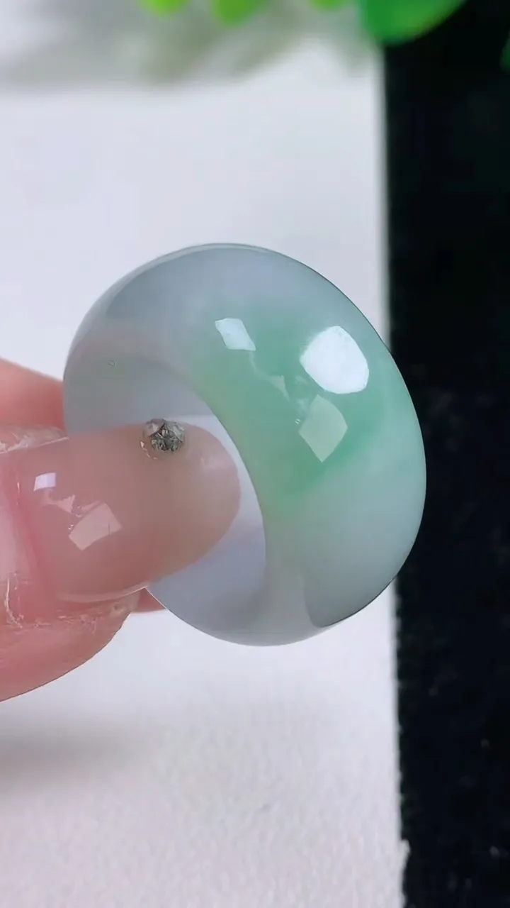 天然A货翡翠指环 扳指 戒指，尺寸17.3-11.6-4，重量:10.15g2026年1月2日
工厂