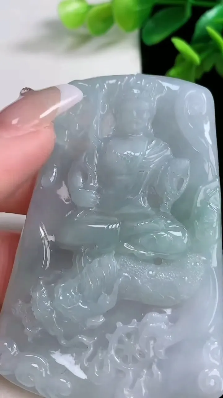 天然A货翡翠御龙不动明王吊坠，尺寸70.6-46.7-4.7，重量:41.96g
1月2日