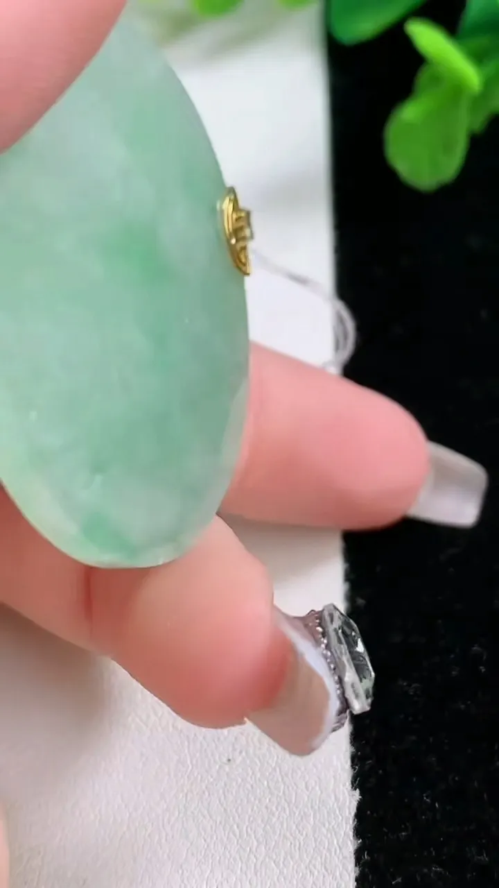 天然A货翡翠无事牌吊坠，尺寸40.4-3，重量:13.81g
1月2日