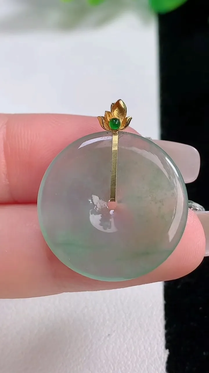 天然A货翡翠平安扣吊坠，尺寸23.2-2.8，重量:3.44g
1月2日