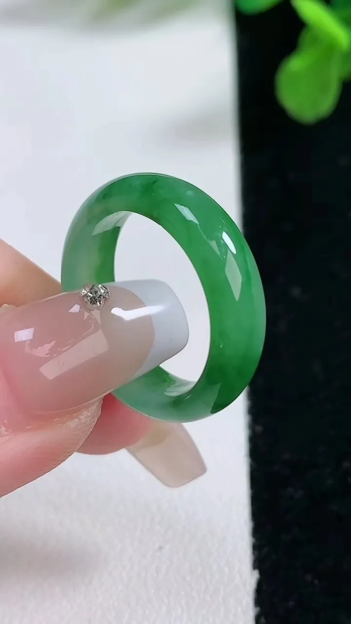 天然A货翡翠指环 戒指，尺寸17.5-5.5-2.9，重量:3.58g2026年1月2日
工厂直销收藏佳品,种好水足，色泽均匀，有种有色，上手高大气！