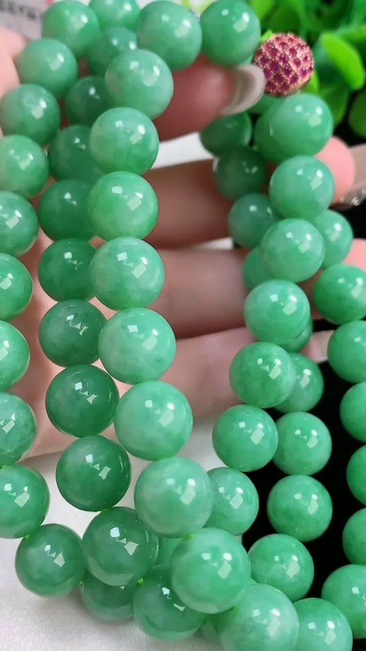 天然A货翡翠圆珠项链66颗，尺寸10，重量:113.88g1月2日
工厂直销收藏佳品,种好水足，色泽
