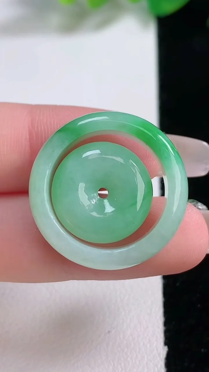 天然A货翡翠母子平安扣吊坠套装，尺寸25-7.2，重量:8.74g
1月2日