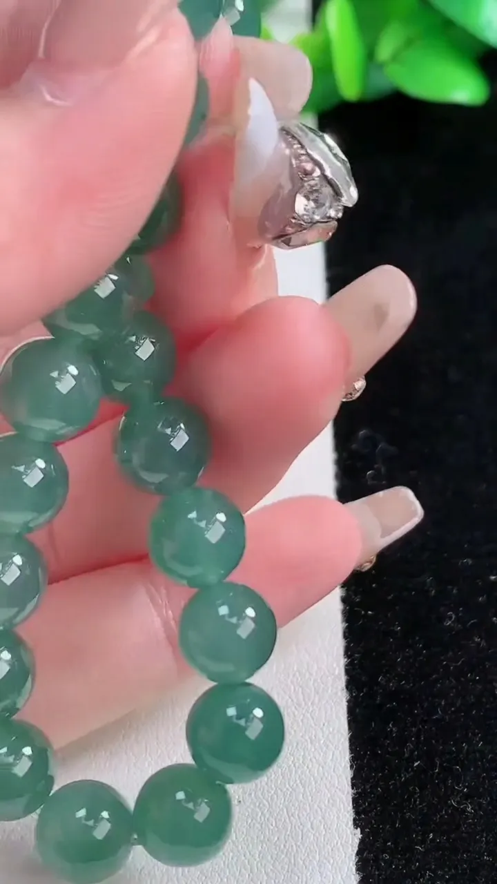 天然A货翡翠种蓝水圆珠手串21颗，尺寸8.8，重:24.38g1月2日
工厂直销收藏佳品,种好水足，色泽均匀，有种有色，上手高大气！