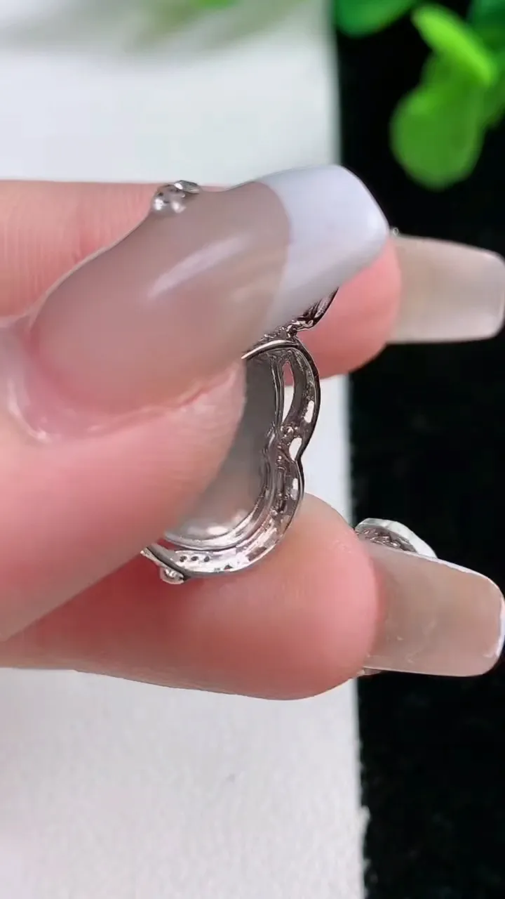 天然A货翡翠葫芦吊坠，尺寸23-13.6-5裸石12.8-11，重量:2.04g
1月2日