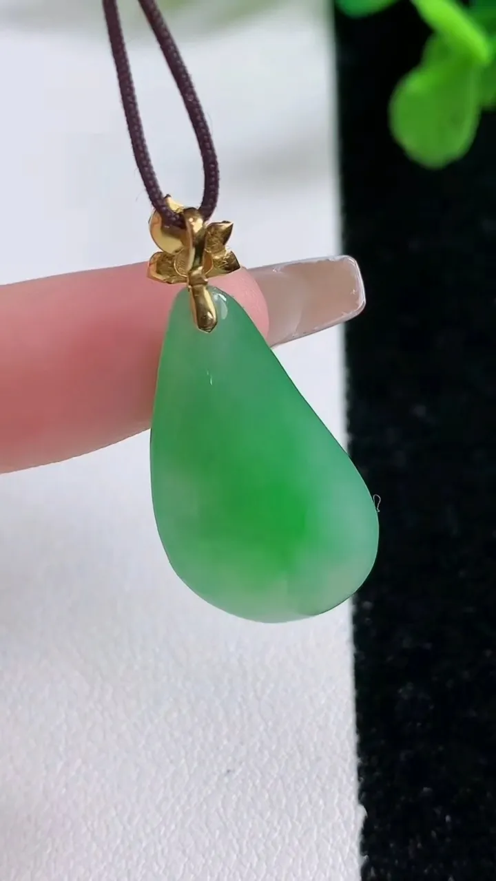 天然A货翡翠福瓜吊坠，尺寸27-15.2-5，重量:4.05g
1月2日