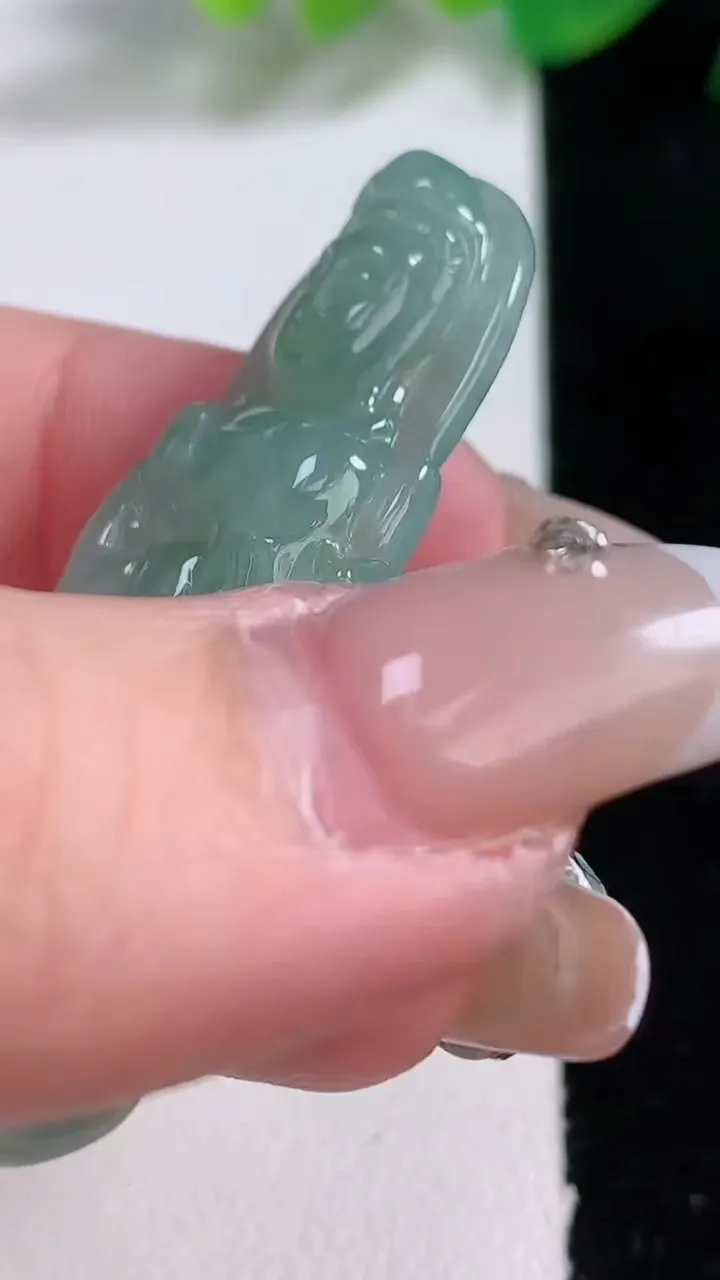 天然A货翡翠观音菩萨吊坠，尺寸50.3-20-5.6，重量:10.16g
1月2日