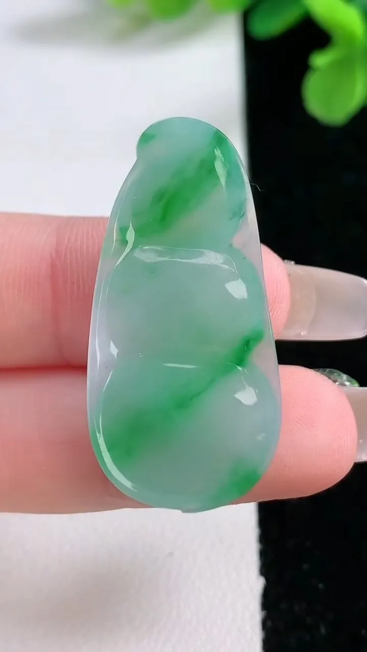 天然A货翡翠福豆吊坠，尺寸35.3-17.4-5.8，重量:5.76g
1月2日