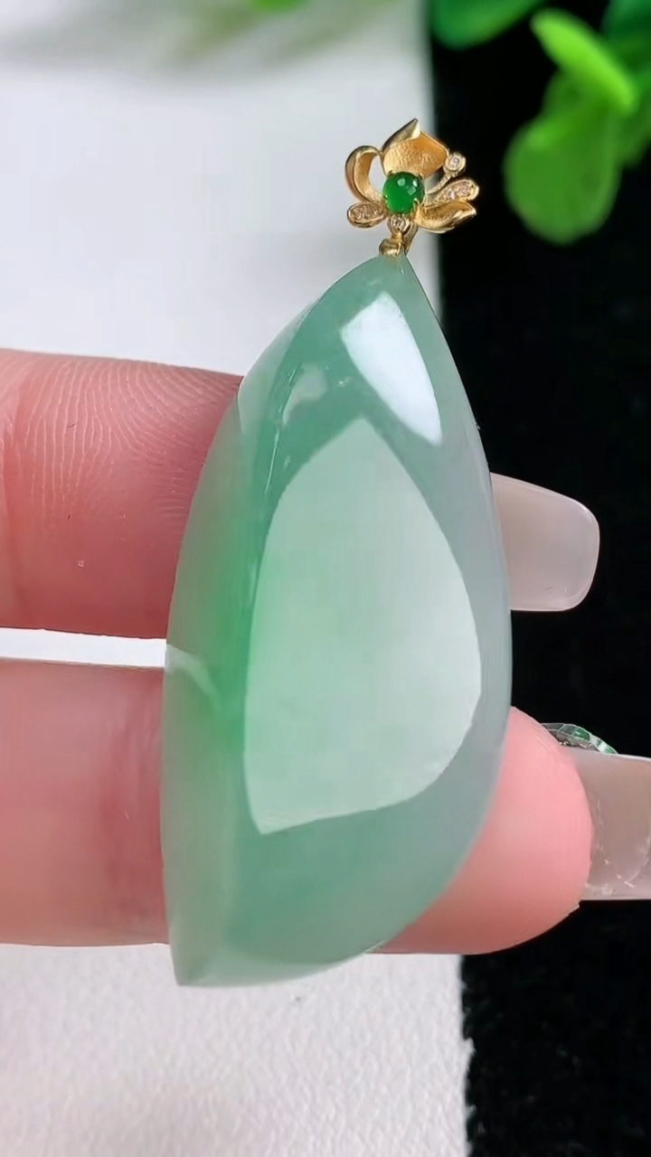 天然A货翡翠随形吊坠，尺寸37.3-18-9，重量:9.17g
1月2日