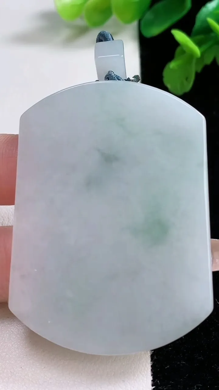 天然A货翡翠飘花无事牌吊坠，尺寸55.4-41-5.7，重量:40.53g
1月2日