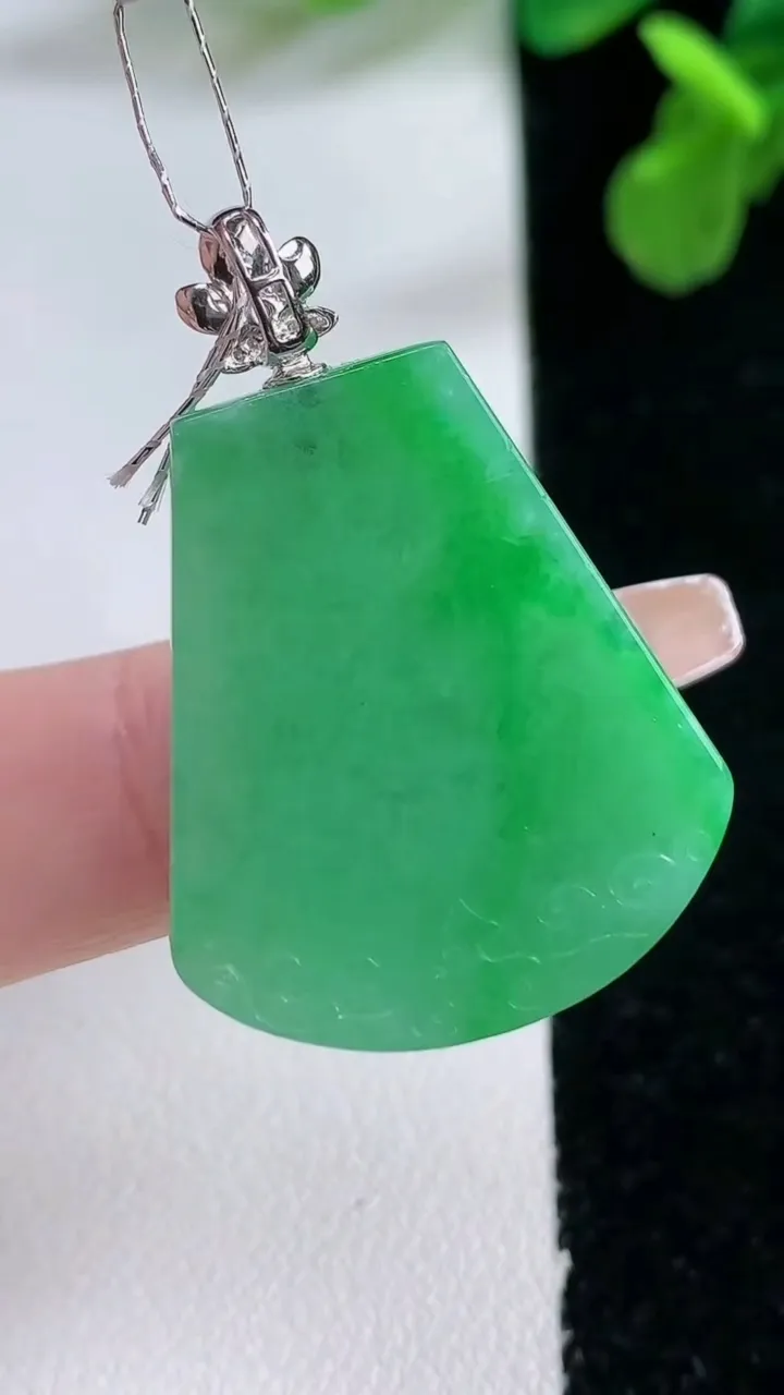 天然A货翡翠无事牌吊坠，尺寸29.5-24.6-6，重量:8.88g
1月2日