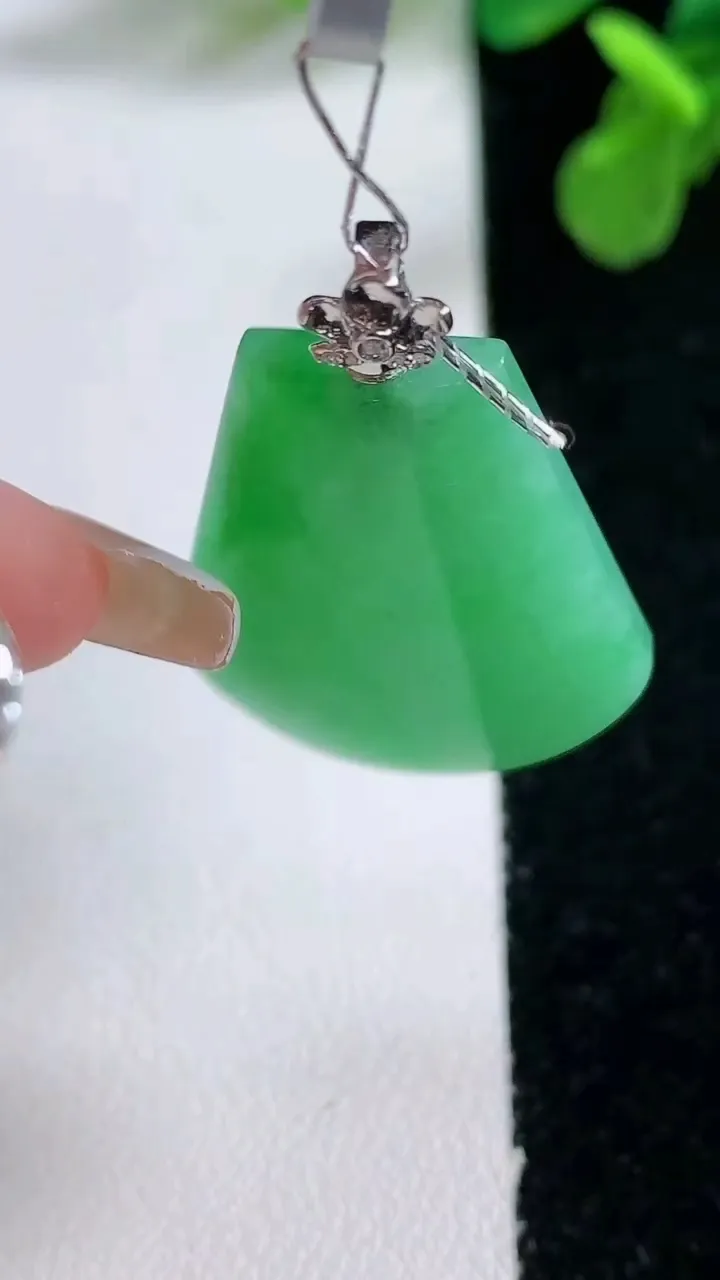 天然A货翡翠无事牌吊坠，尺寸29.5-24.6-6，重量:8.88g
1月2日