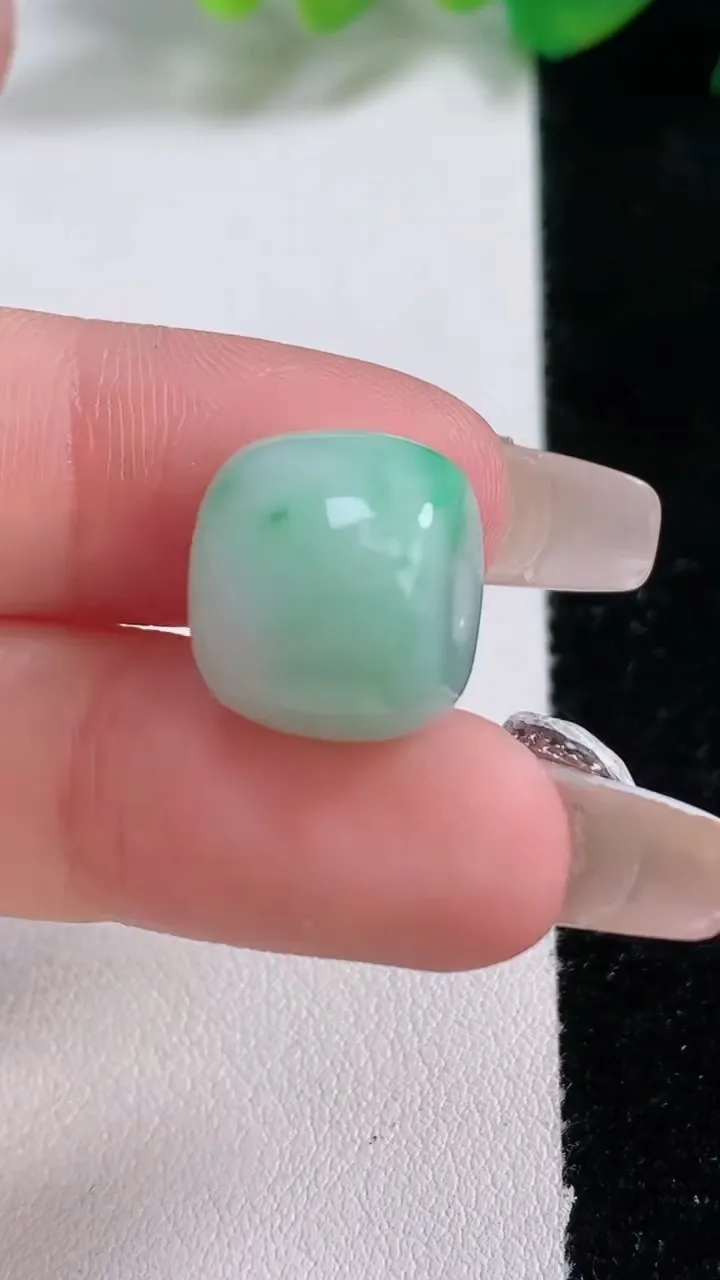 天然A货翡翠路路通吊坠，尺寸11.8-14.4，重量:5.32g
1月2日