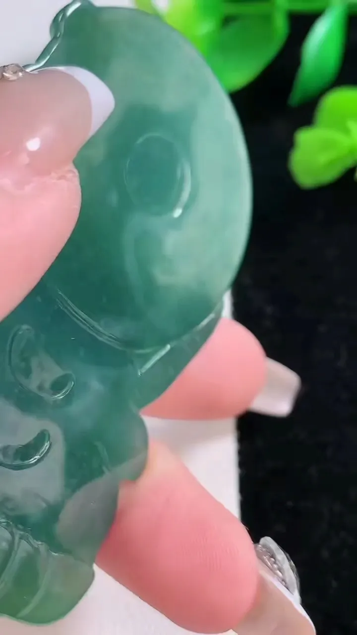 天然A货翡翠蓝水度母观音菩萨吊坠，尺寸69.8-41.7-6.6，重:32.67g
1月2日