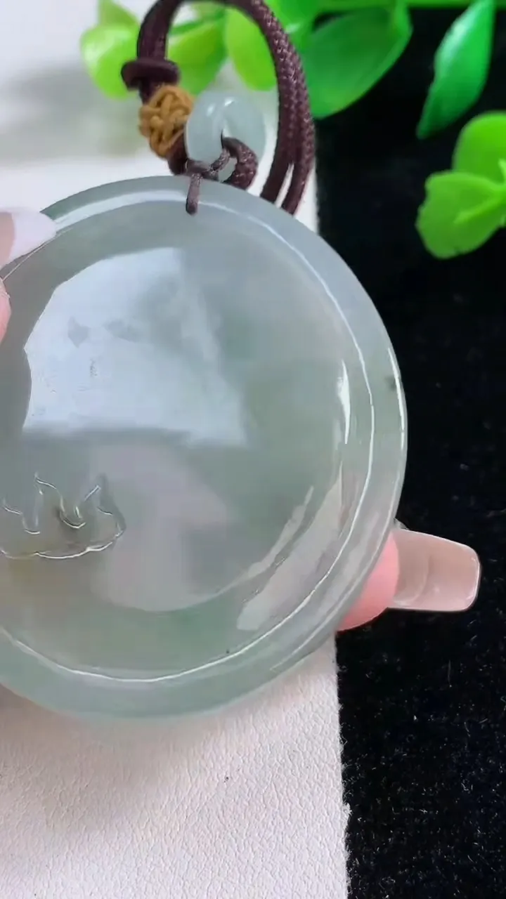 天然A货翡翠冰种飘花龙牌吊坠，尺寸54.3-46.8-6.6，重:28.64g
1月2日