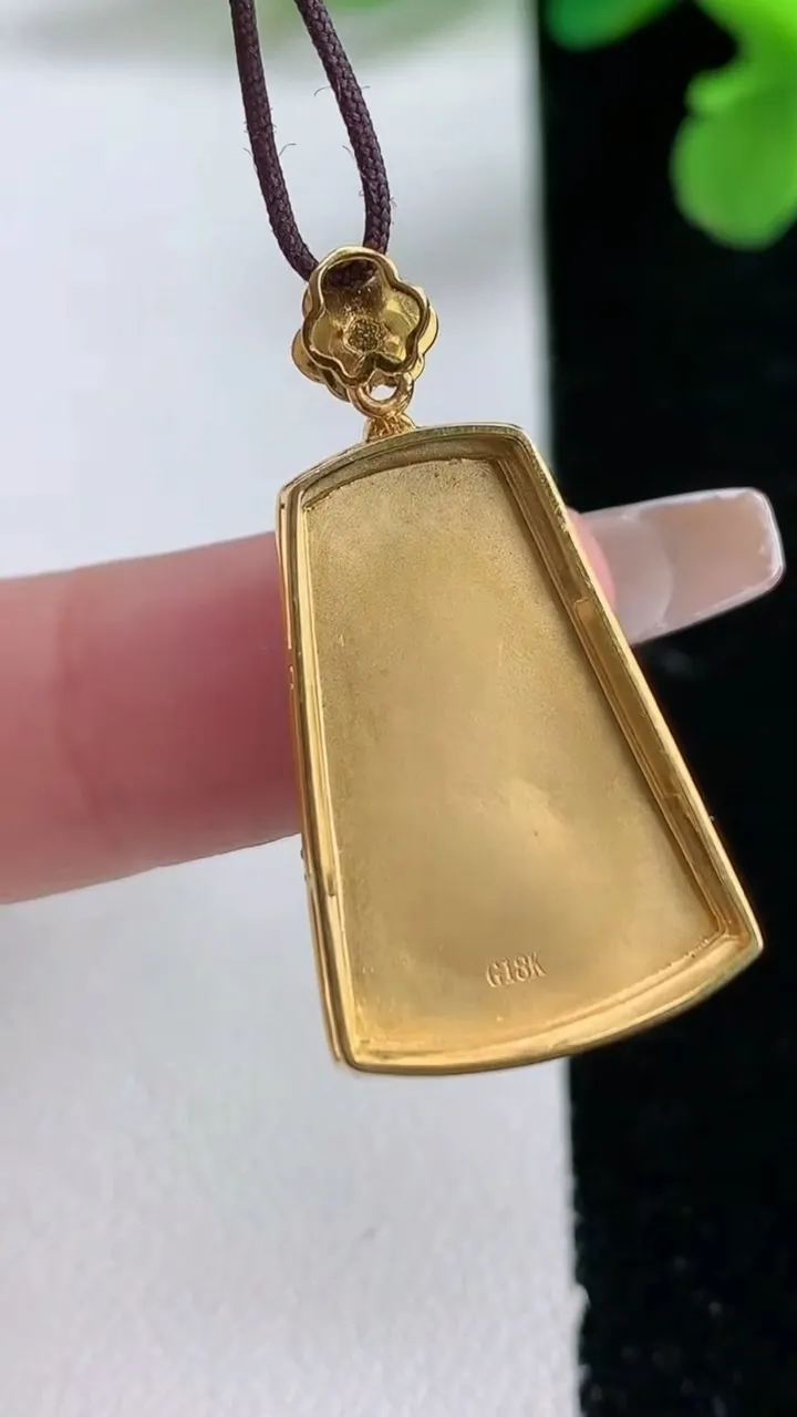 天然A货翡翠无事牌吊坠，尺寸29.6-15.4-5.6裸石22-15.4，重量:3.50g
1月2日