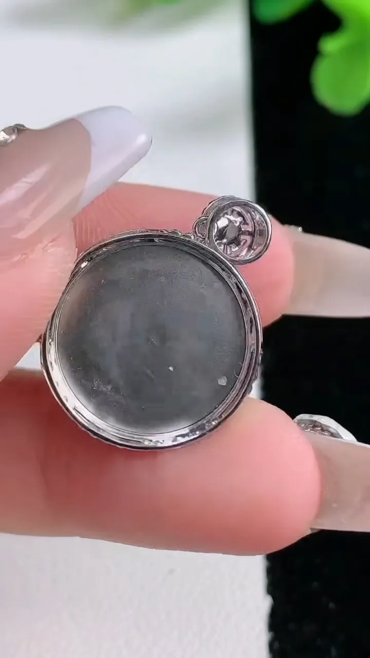 天然A货翡翠平安扣吊坠，尺寸24-18.3-4.8裸石16.7，重量:2.83g
1月2日