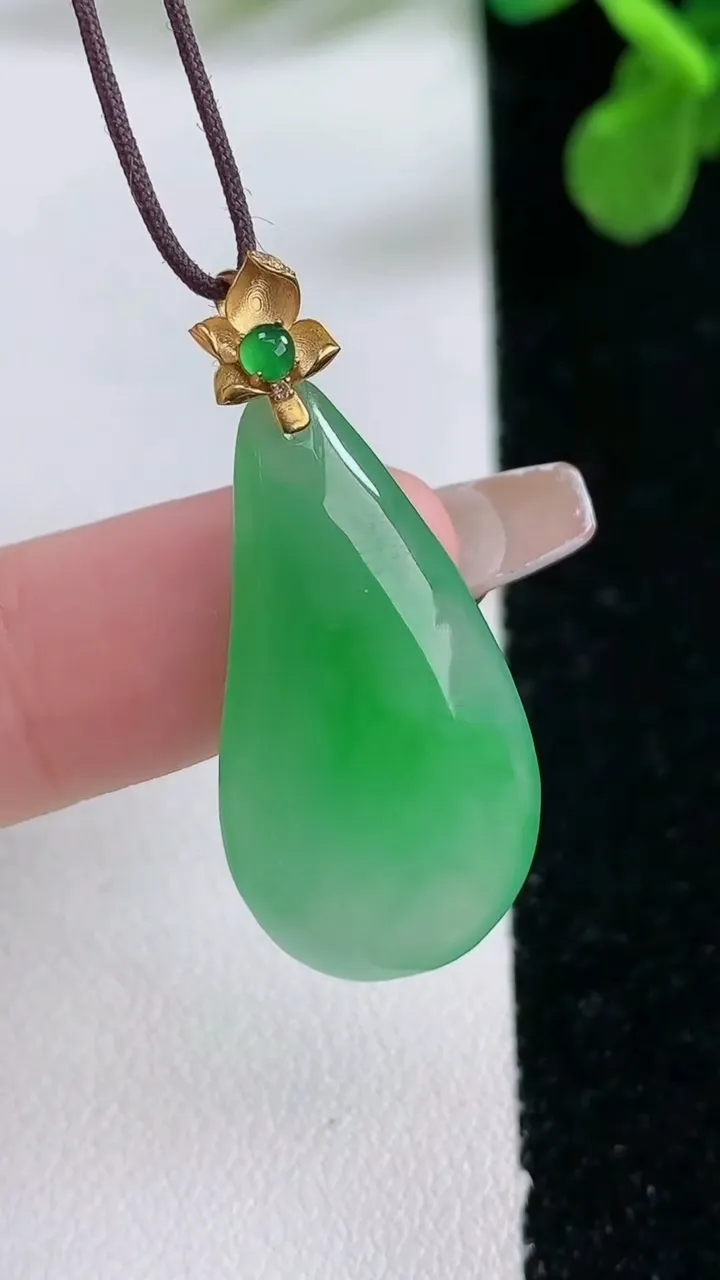 天然A货翡翠福瓜吊坠，尺寸27-15.2-5，重量:4.05g
1月2日