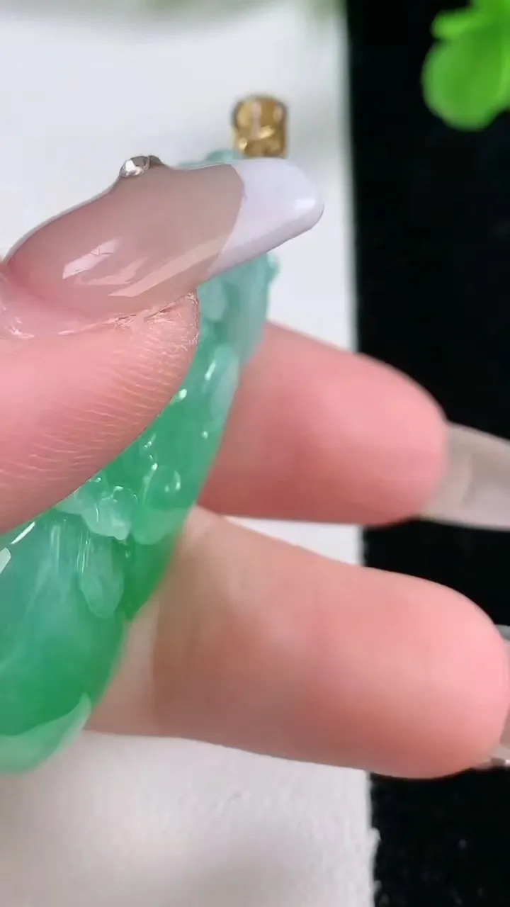 天然A货翡翠葫芦吊坠，尺寸47-18.2-11.2，重量:18.44g
1月2日