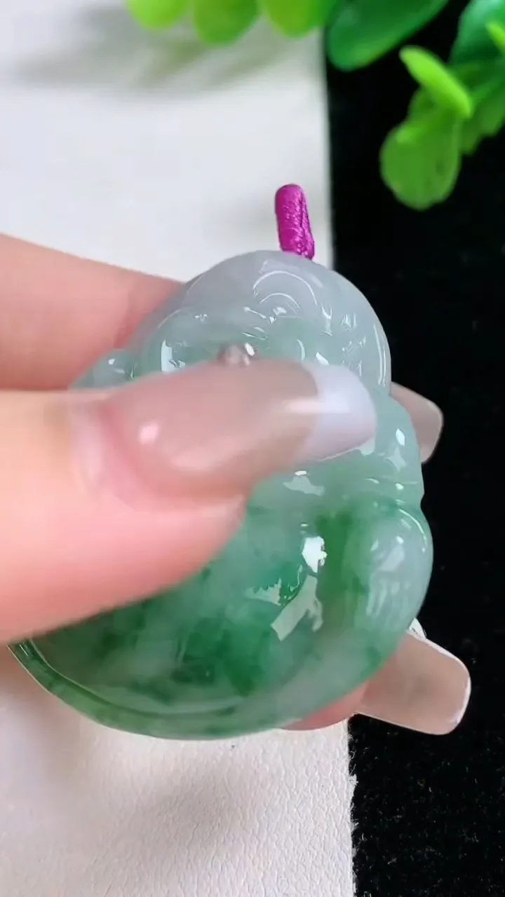 天然A货翡翠佛公吊坠，尺寸42.5-40.4-7，重量:19.76g
1月2日