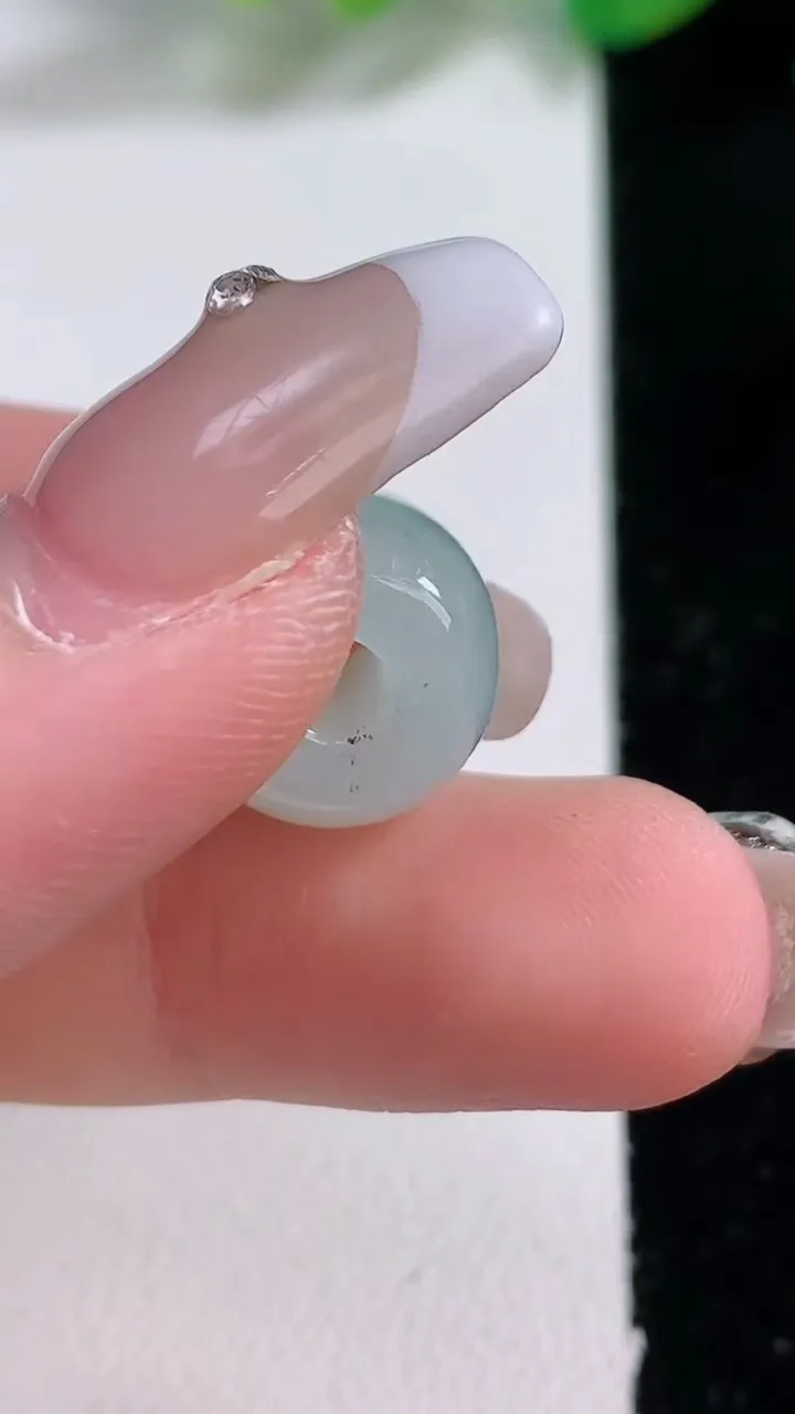 天然A货翡翠路路通吊坠，尺寸12.9-13，重量:4.72g
1月2日